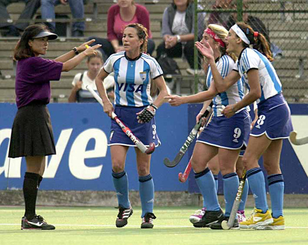 Partido contra Australia - La referre japonesa da un corto habiendo tocado la chicharra de finalizaci�n del partido (foto obtenida de www.cityhockey.com )  