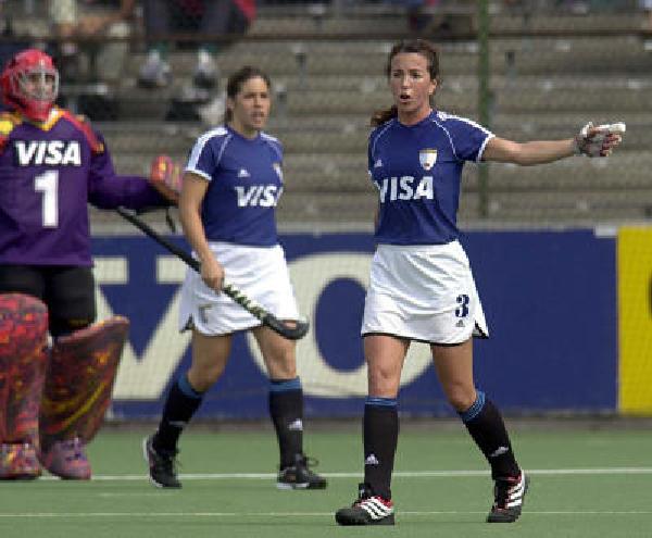 Partido contra Holanda - Magdalena Aicega - Claudia Burkart y Mariela Antoniska (foto obtenida de www.yahoo.com.ar secci�n deportes)  