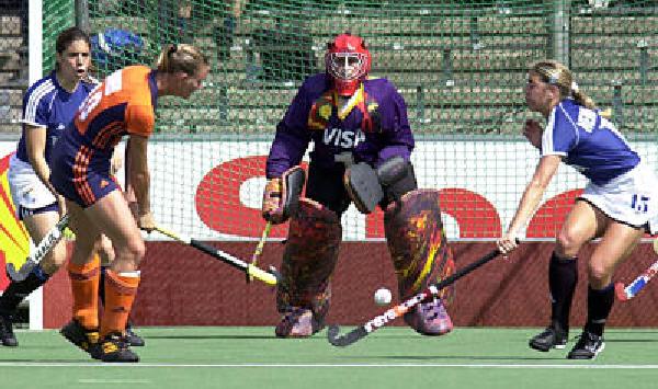 Partido contra Holanda - Claudia Burkart - Mariela Antoniska y Mar�a de la Paz Hern�ndez (foto obtenida de www.yahoo.com.ar secci�n deportes) 
