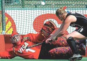 25-08-01 Partido contra N. Zelanda - Mariela Antoniska - (foto obtenida del Diario La Naci�n) 