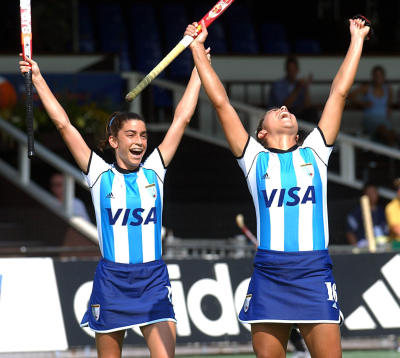 24-08-01 Partido contra N. Zelanda - Mariana Gonz�lez Oliva y Cecilia Rognoni (foto obtenida de www.yahoo.com. ar - Deportes - Fotos) 