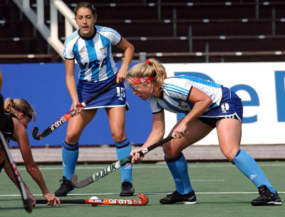 24-08-01 Partido contra N. Zelanda - Mar�a de la Paz Hern�ndez y Vanina Oneto (foto obtenida de www.yahoo.com. ar - Deportes - Fotos) 