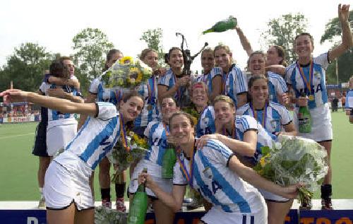 De atr�s para adelante y de izq a derecha: Sergio Vigil - Laura Maiztegui - Marin� Russo - Alejandra Gulla - ? - Paola Vukojicic - Jorgelina Rimoldi - M Paz Ferrari - Magdalena Aicega - Luciana Aymar - Anabel Gambero - Vanina Oneto - Ayel�n Stepnik - Claudia Burkart - Karina Masotta 